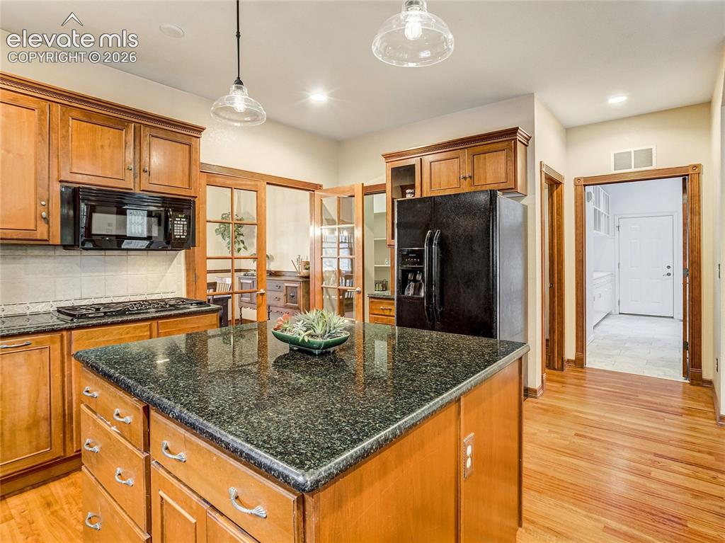 Image 18 of 50: Kitchen