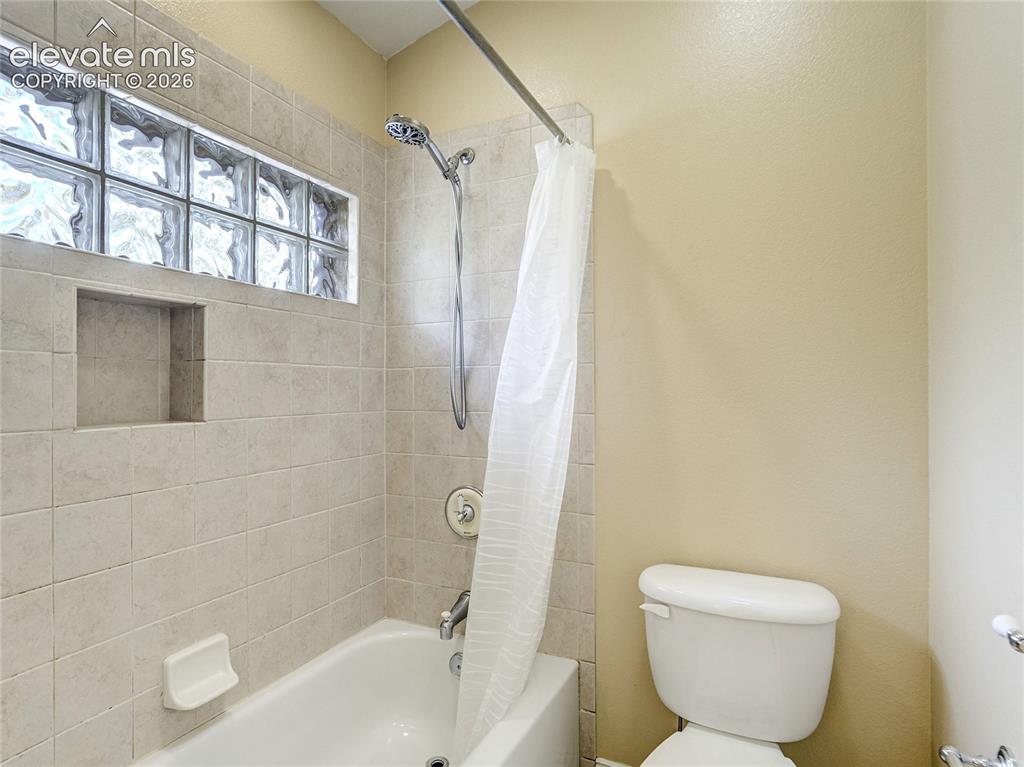 Image 34 of 50: Bathroom