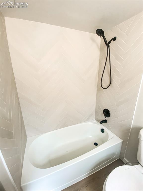 Image 12 of 24: Bathroom