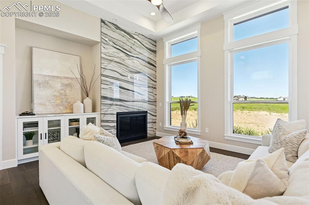 Image 14 of 50: Living Room