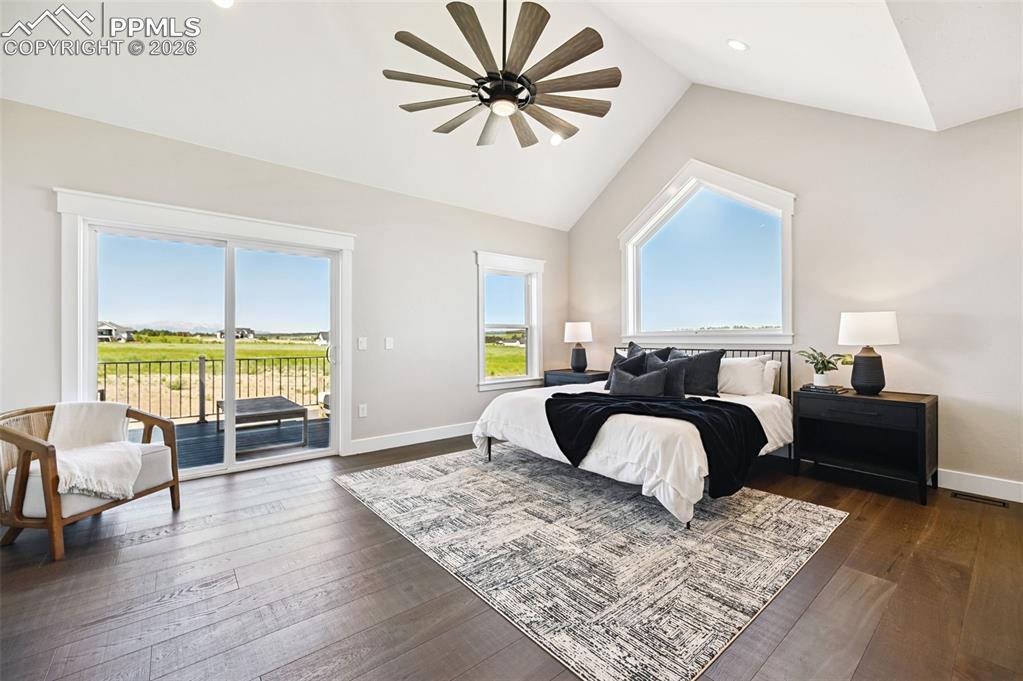 Image 17 of 50: Bedroom