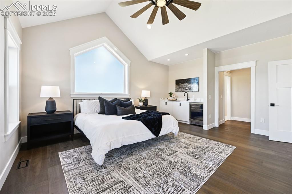 Image 18 of 50: Bedroom