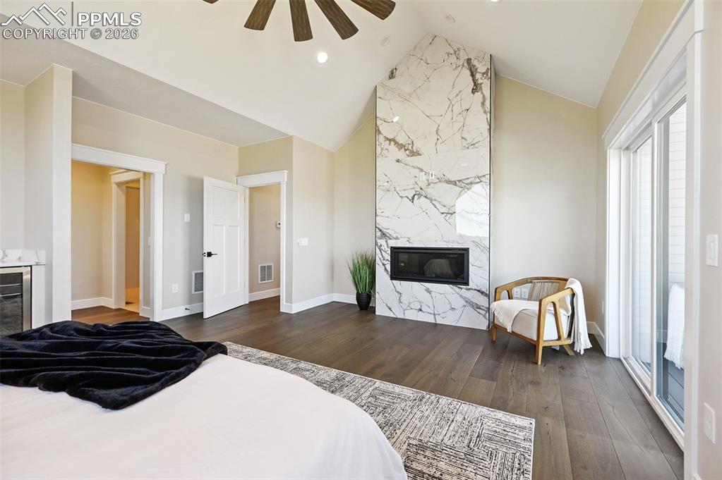 Image 19 of 50: Bedroom