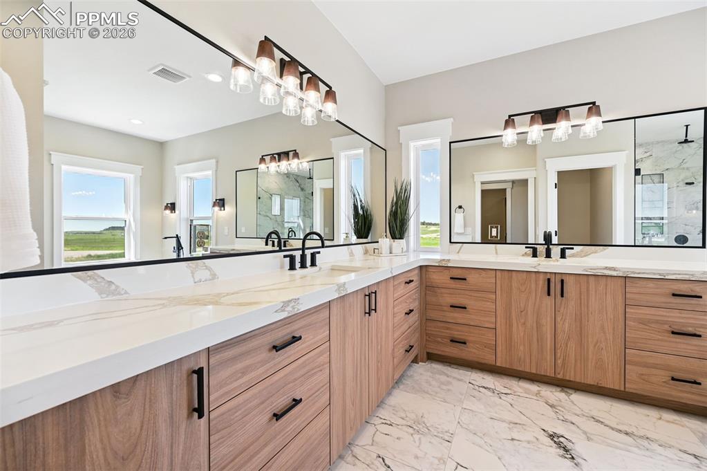 Image 22 of 50: Closet