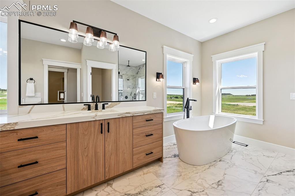 Image 24 of 50: Bathroom