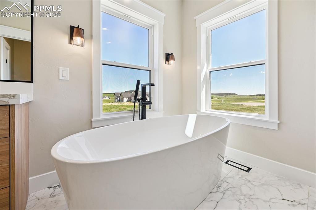 Image 26 of 50: Bathroom