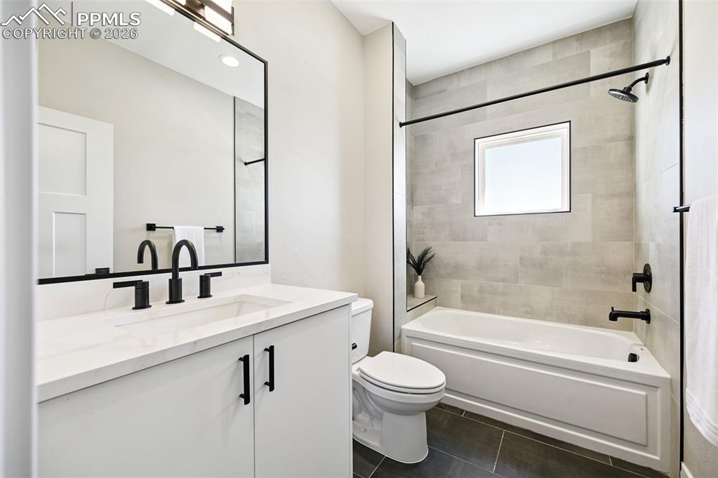 Image 29 of 50: Bathroom