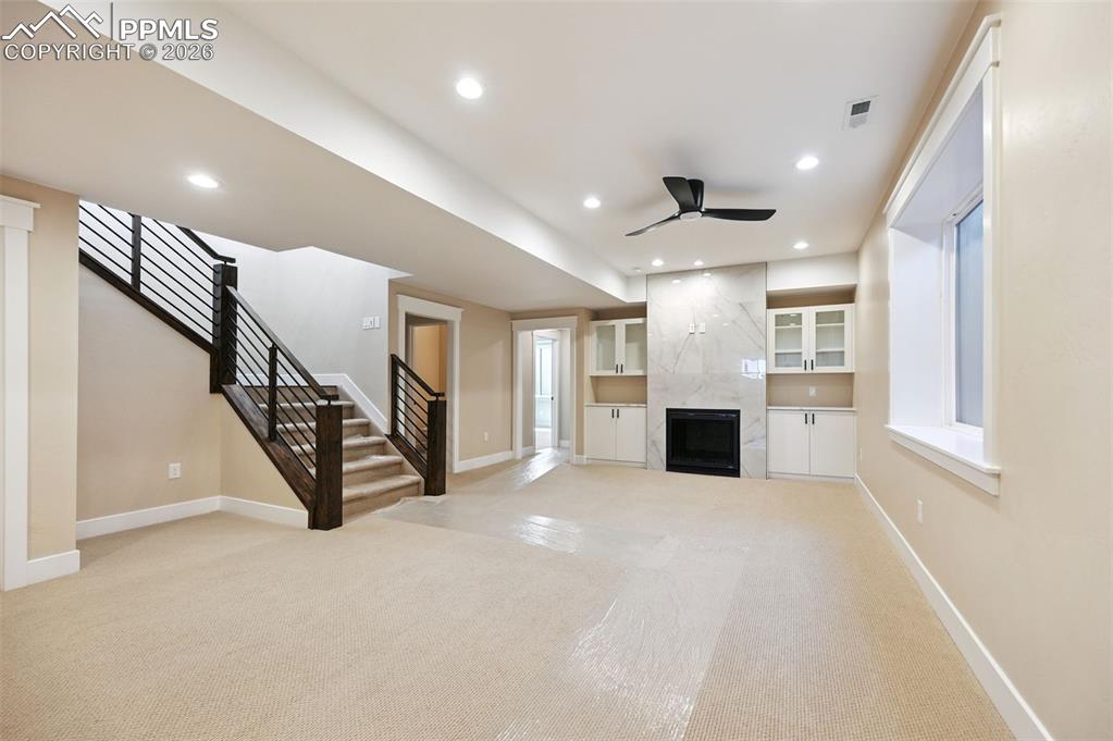 Image 38 of 50: Living Room