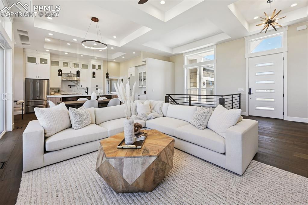 Image 5 of 50: Living Room