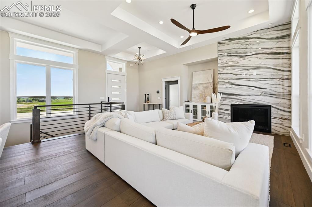 Image 6 of 50: Living Room