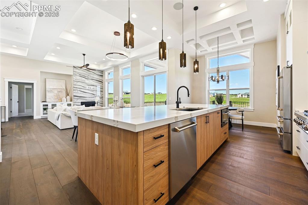 Image 7 of 50: Kitchen