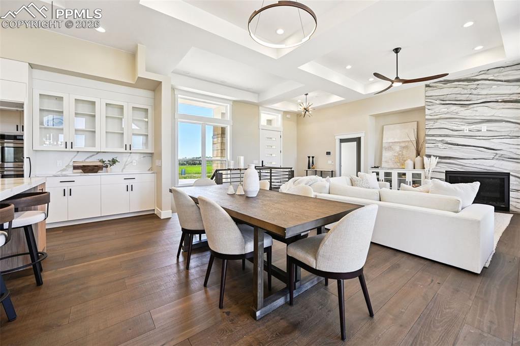 Image 8 of 50: Dining Area