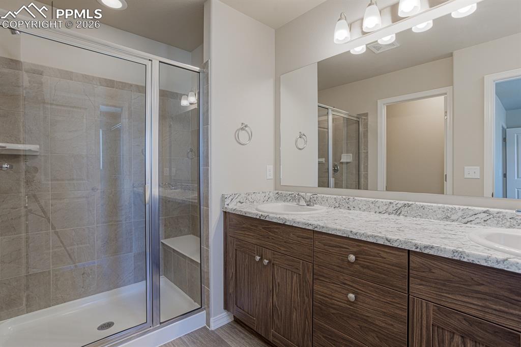 Image 15 of 28: Bathroom