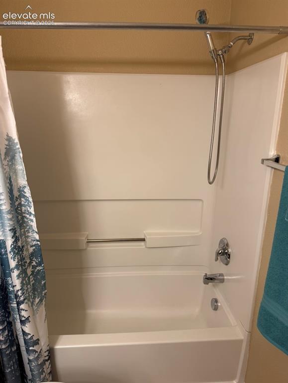 Image 18 of 21: Bathroom