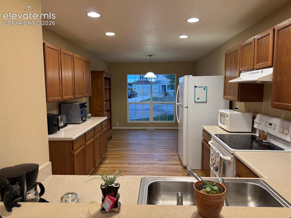 Image 7 of 21: Kitchen