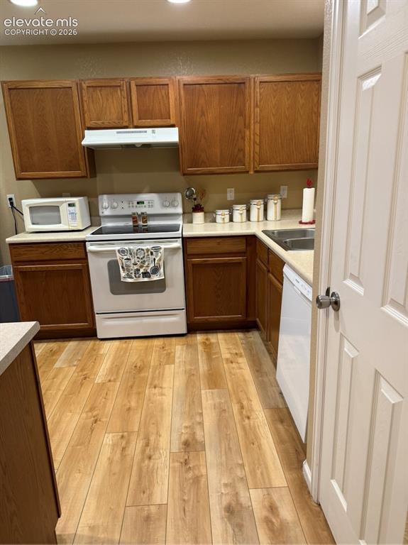 Image 8 of 21: Kitchen