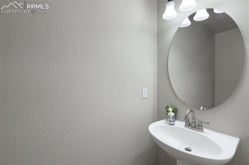 Image 18 of 50: Bathroom