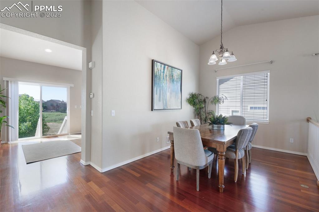 Image 6 of 50: Dining Area