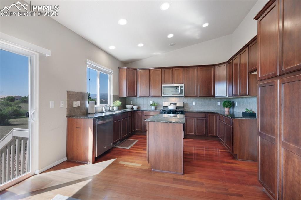 Image 8 of 50: Kitchen
