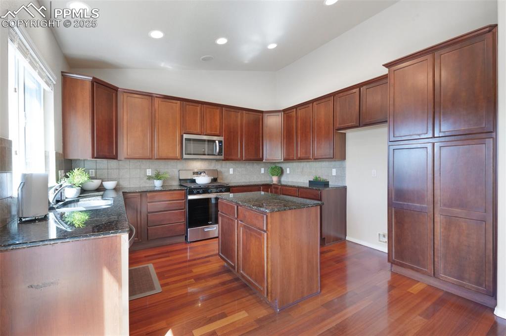 Image 9 of 50: Kitchen