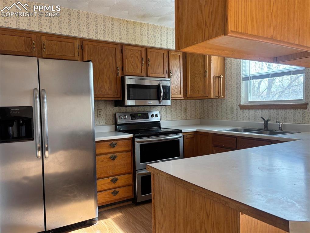 Image 4 of 12: Kitchen