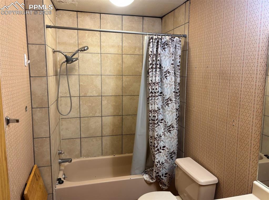 Image 6 of 12: Bathroom