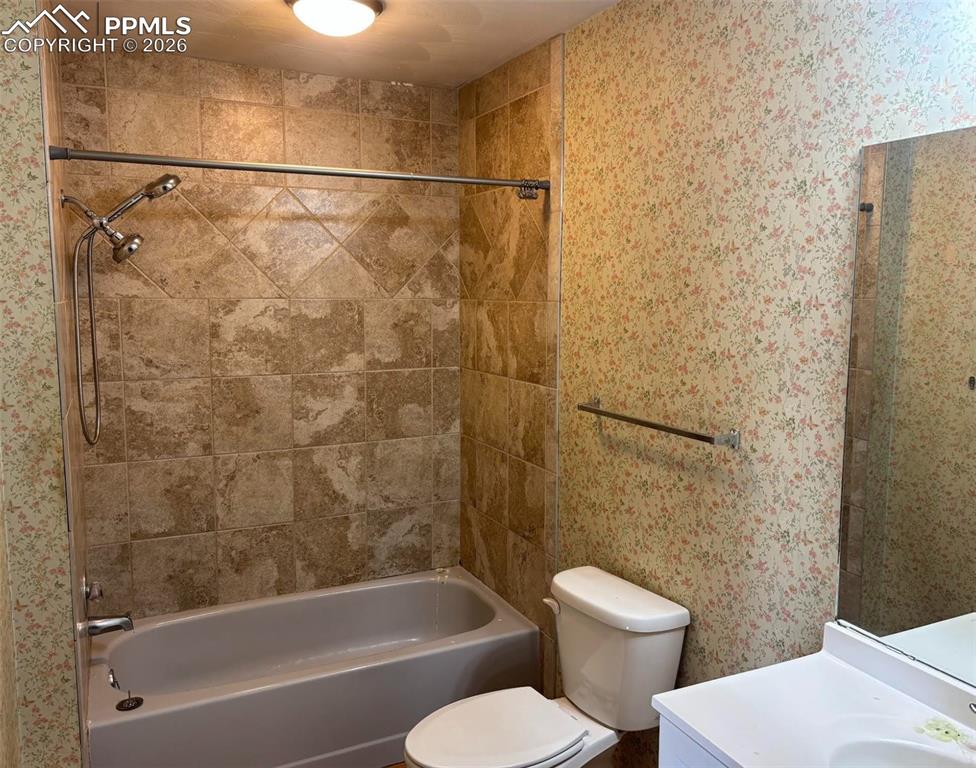 Image 8 of 12: Bathroom