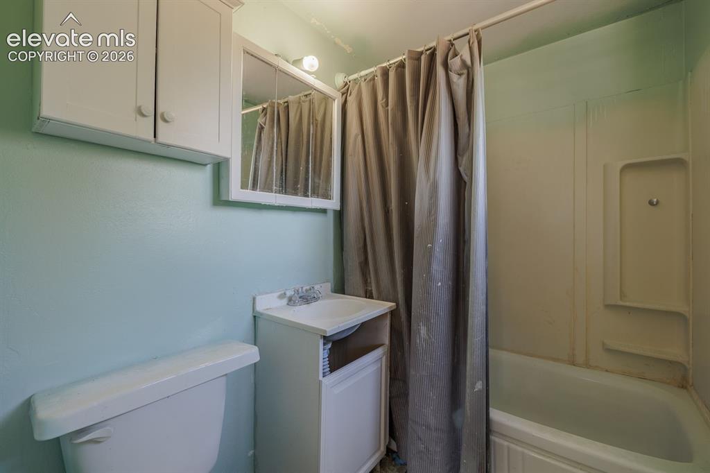 Image 5 of 18: Bathroom