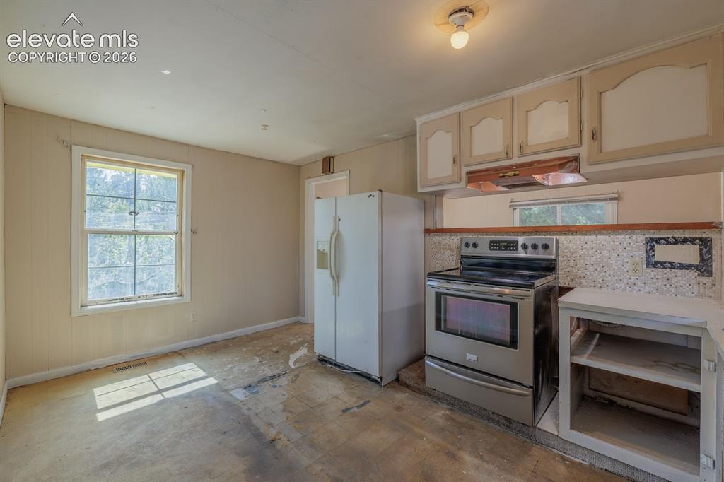 Image 6 of 18: Kitchen
