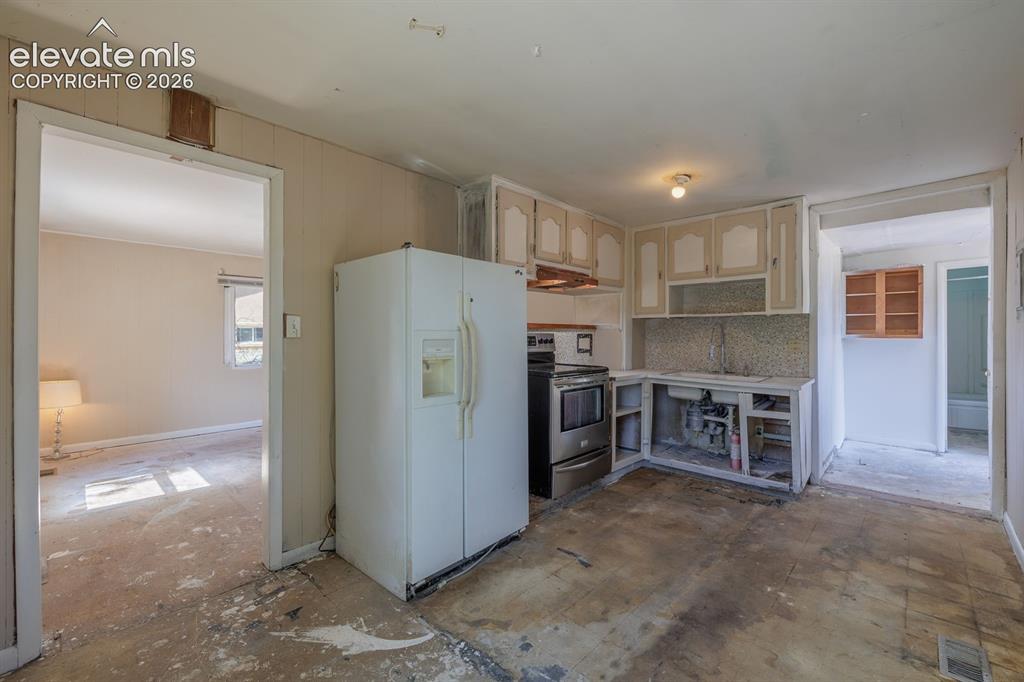 Image 7 of 18: Kitchen