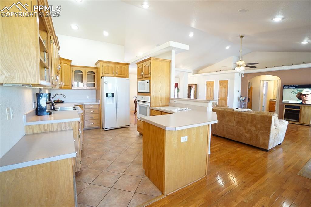 Image 15 of 49: Kitchen