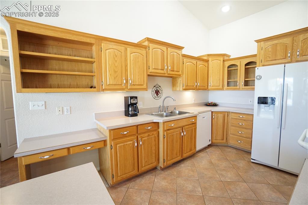 Image 16 of 49: Kitchen