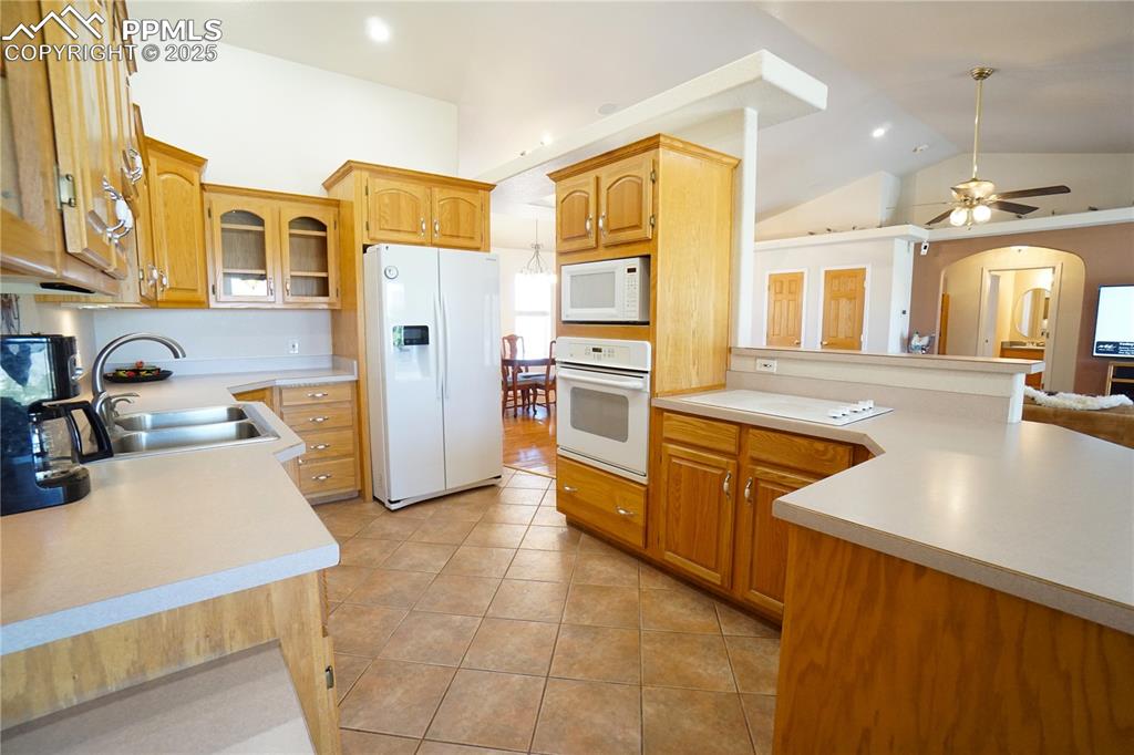 Image 17 of 49: Kitchen