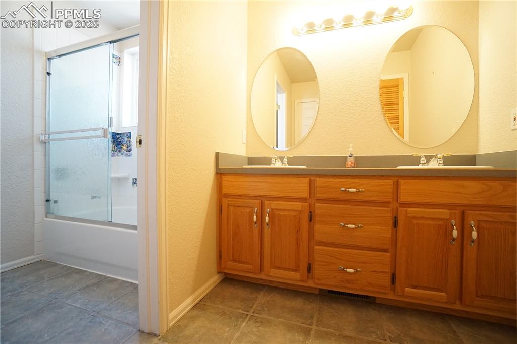 Image 21 of 49: Bathroom