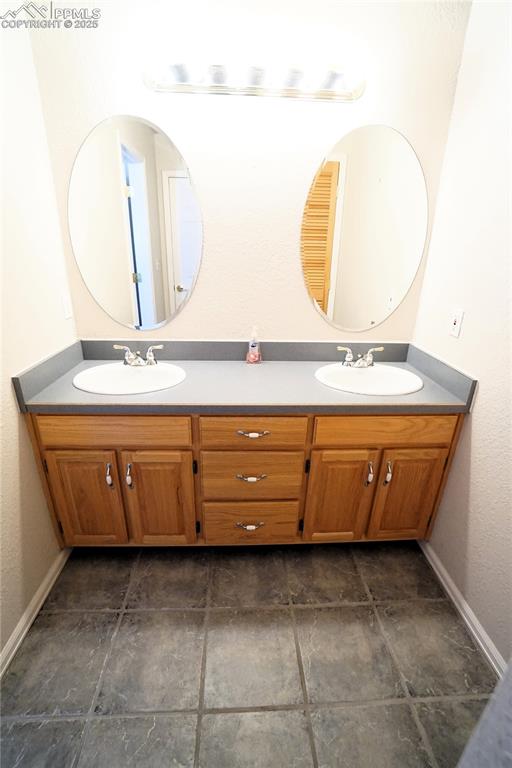 Image 23 of 49: Bathroom