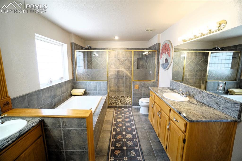 Image 32 of 49: Bathroom