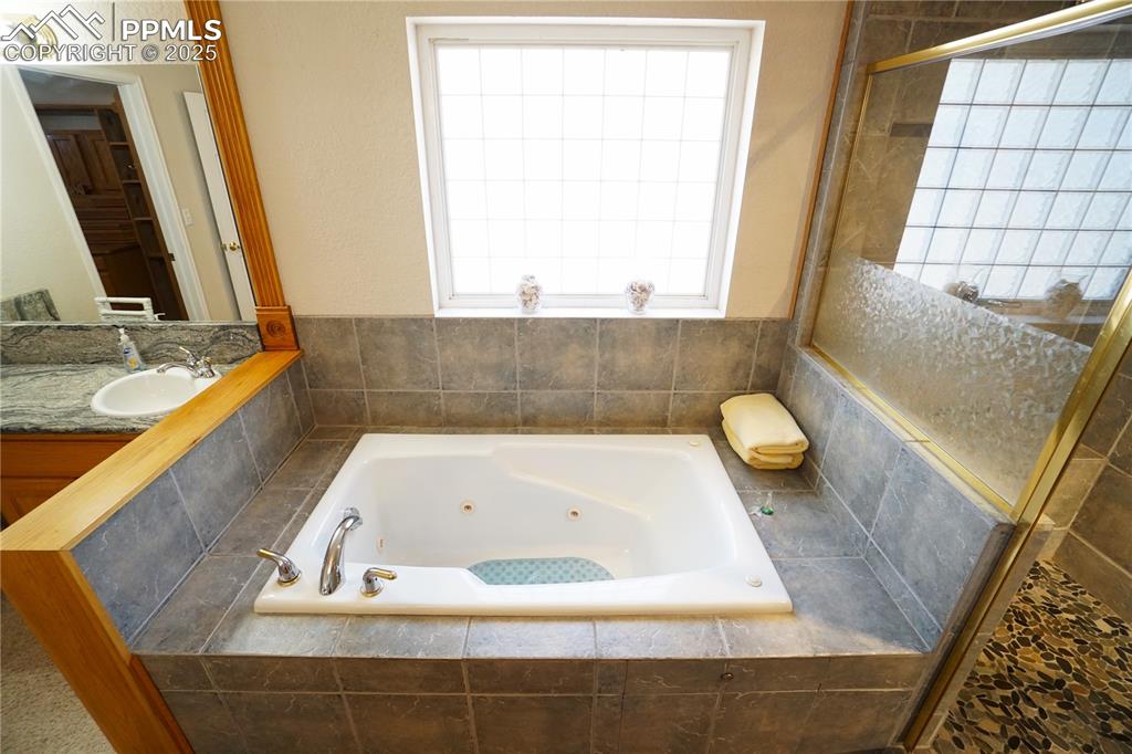 Image 33 of 49: Bathroom