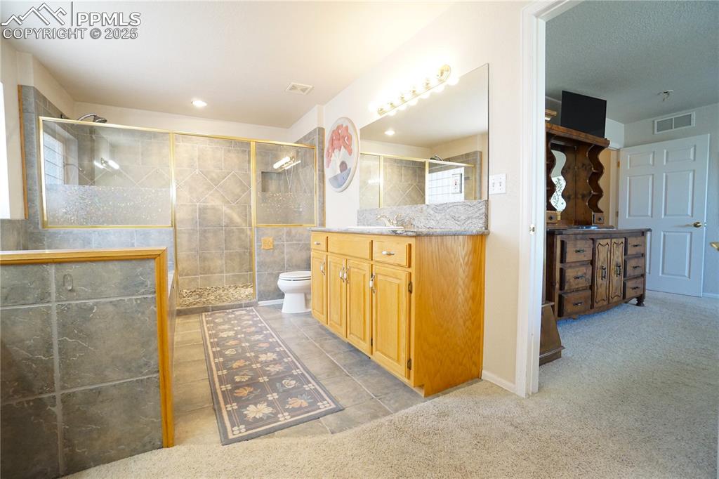 Image 34 of 49: Bathroom