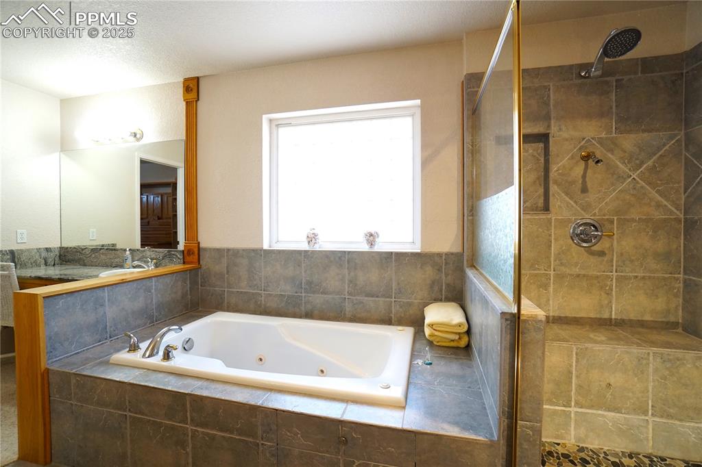 Image 35 of 49: Bathroom