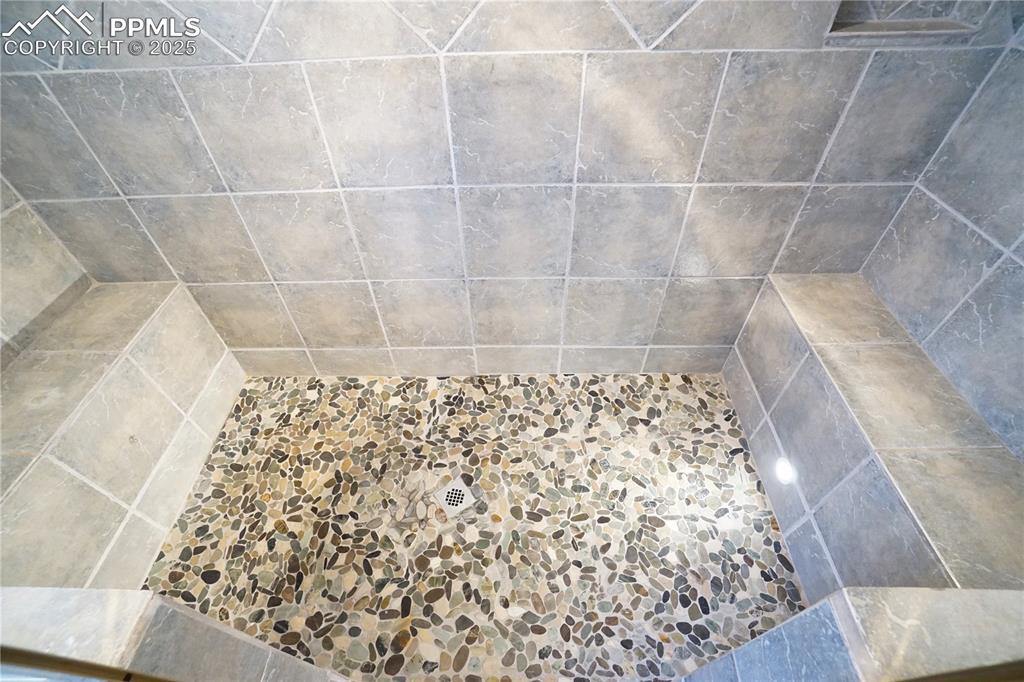 Image 36 of 49: Bathroom