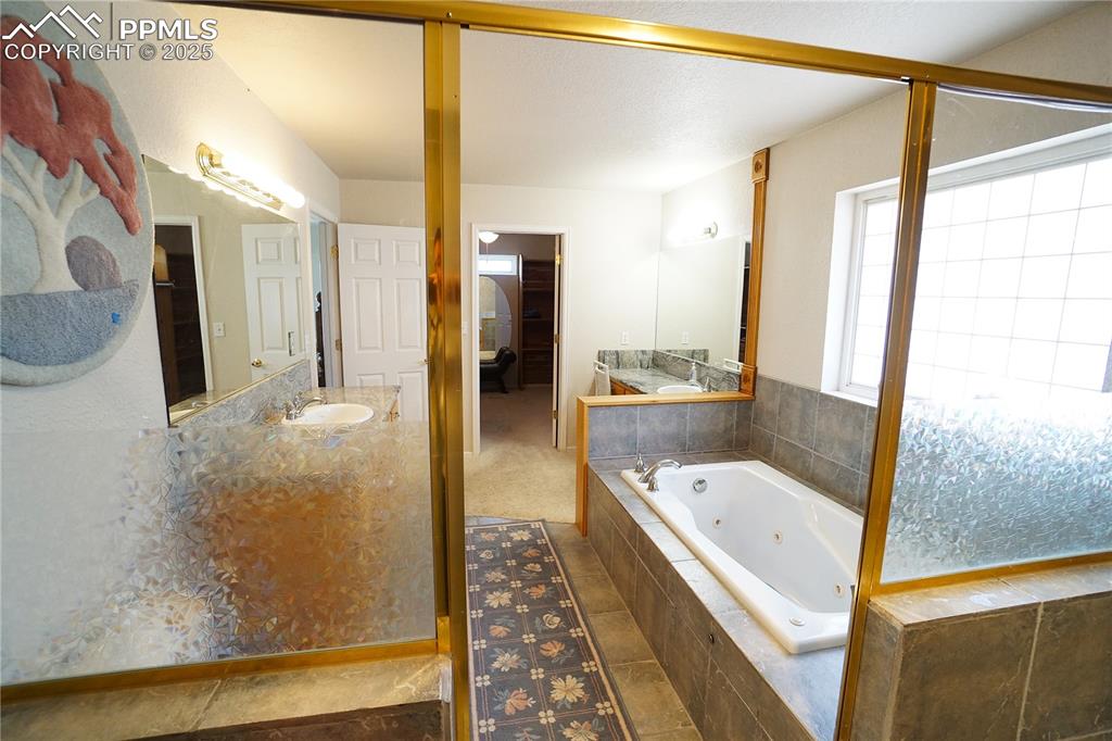 Image 39 of 49: Bathroom