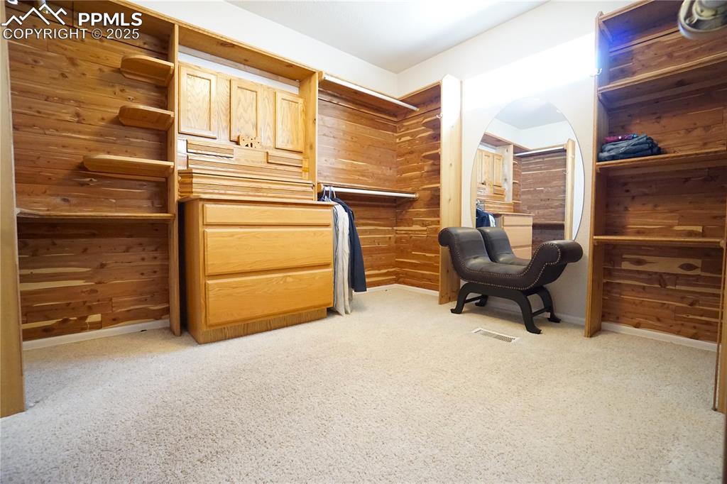 Image 43 of 49: Office