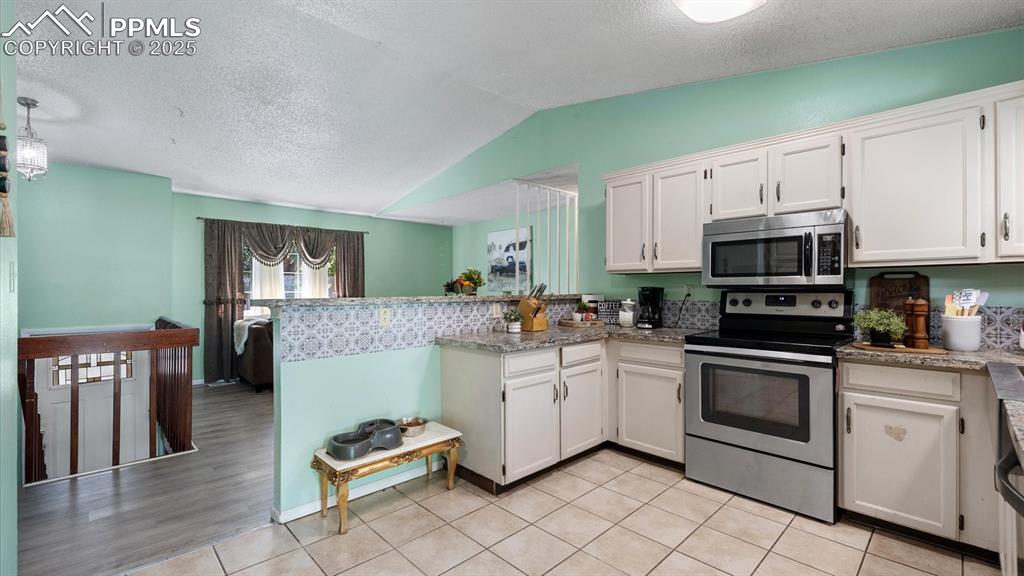 Image 10 of 44: Kitchen