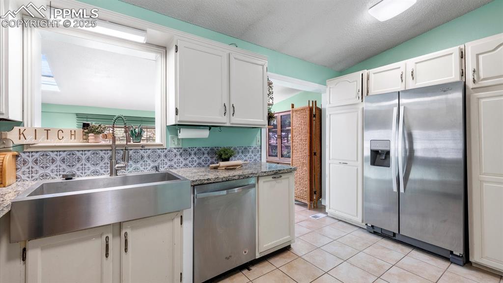 Image 12 of 44: Kitchen