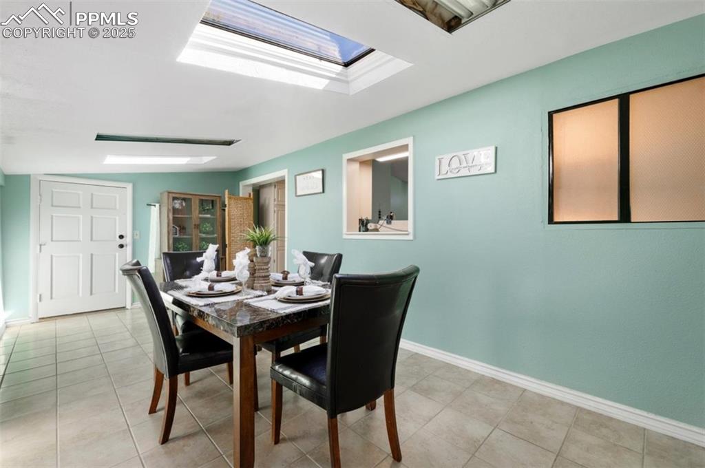 Image 14 of 44: Dining Area