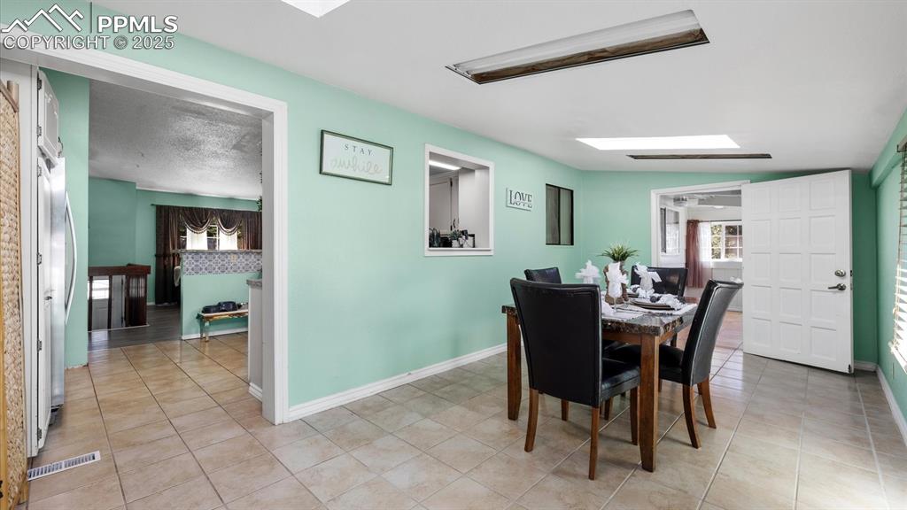 Image 15 of 44: Dining Area