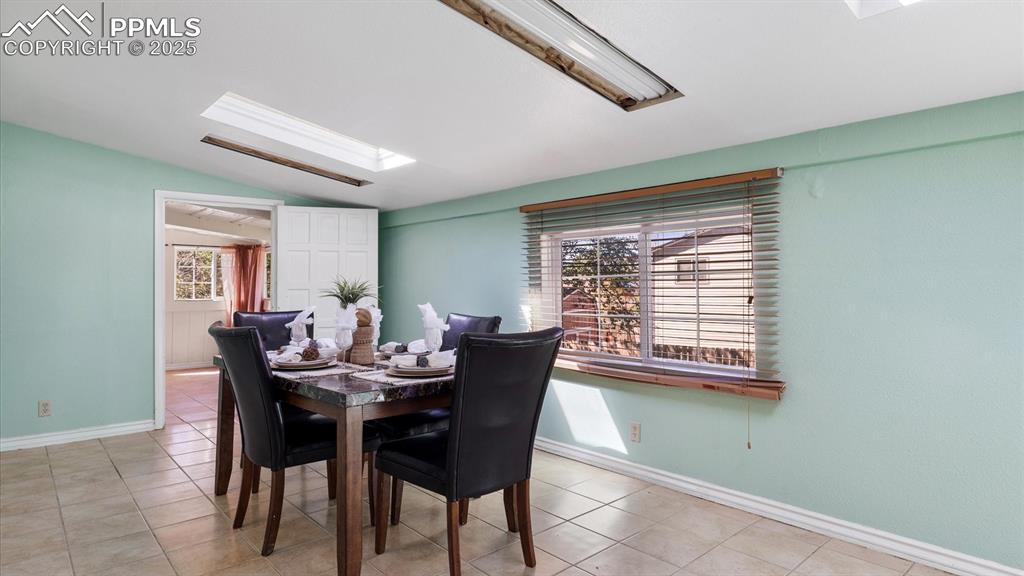 Image 16 of 44: Dining Area
