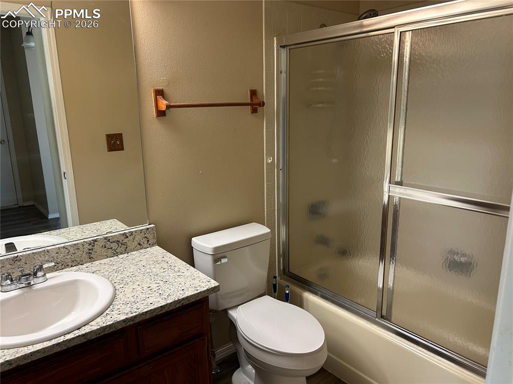 Image 10 of 11: Bathroom