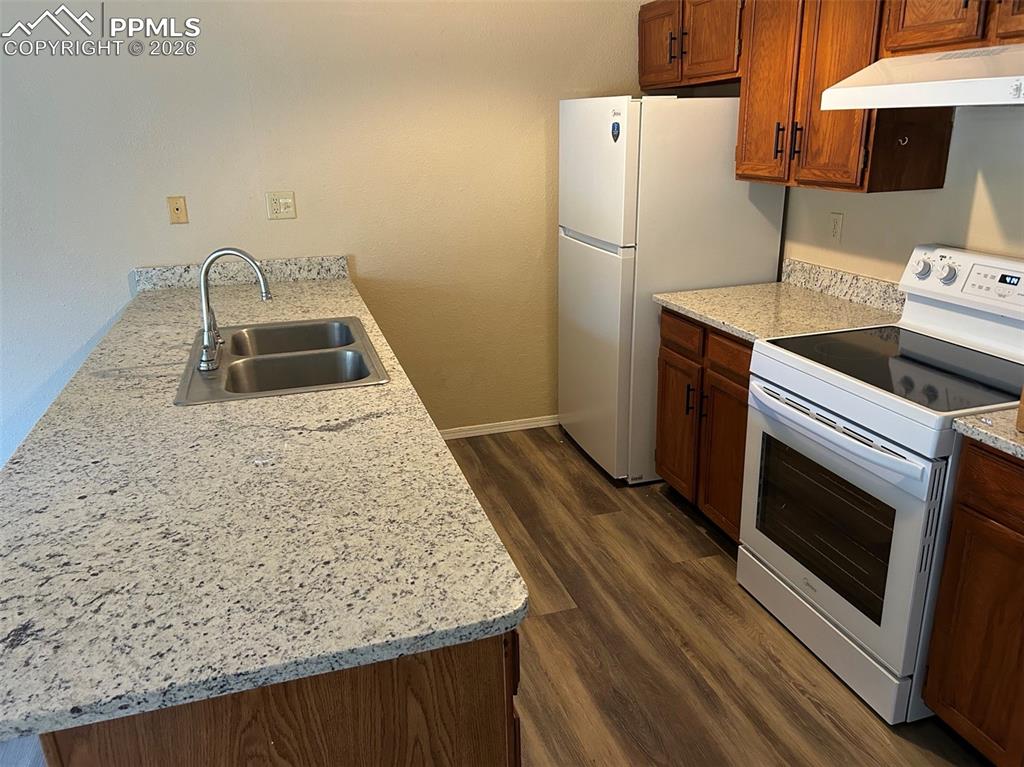 Image 2 of 11: Kitchen