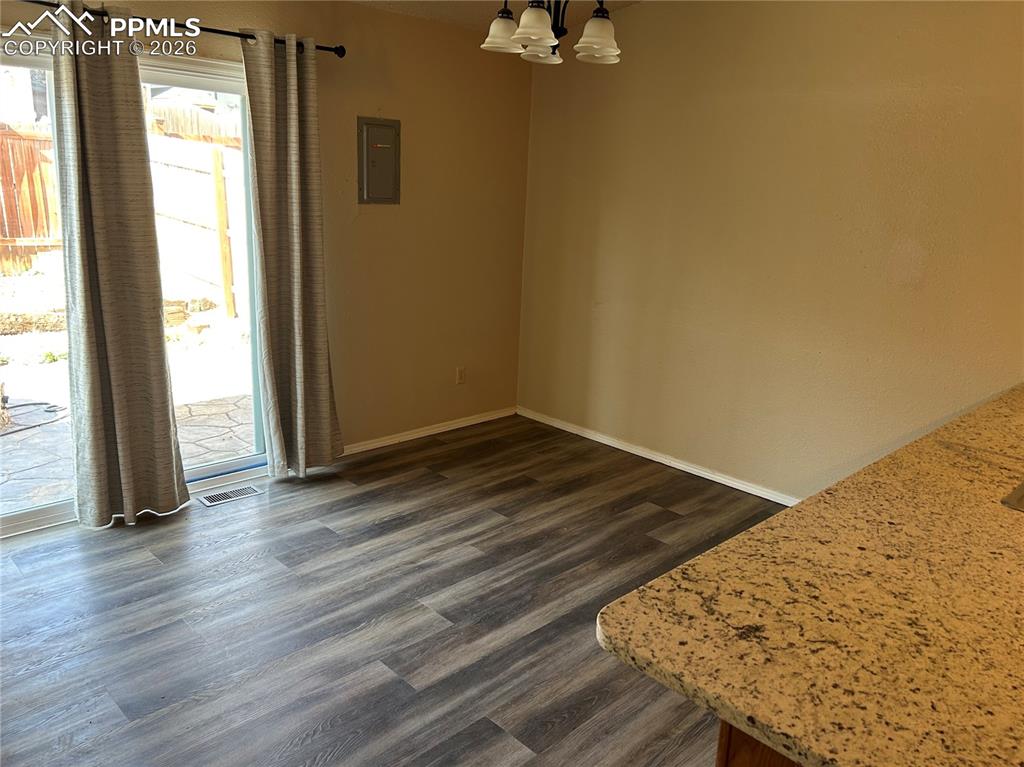 Image 3 of 11: Dining Area